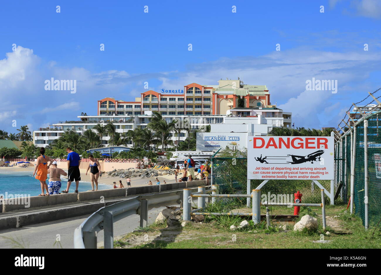 Blick auf den Bereich Maho Ende der Welt Princess Juliana International Airport in St. Maarten bekannt. Stockfoto