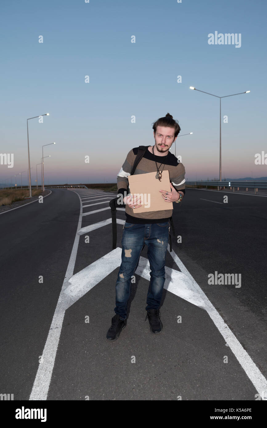 Junge 21 Jahre alt Mann per Anhalter Stockfoto