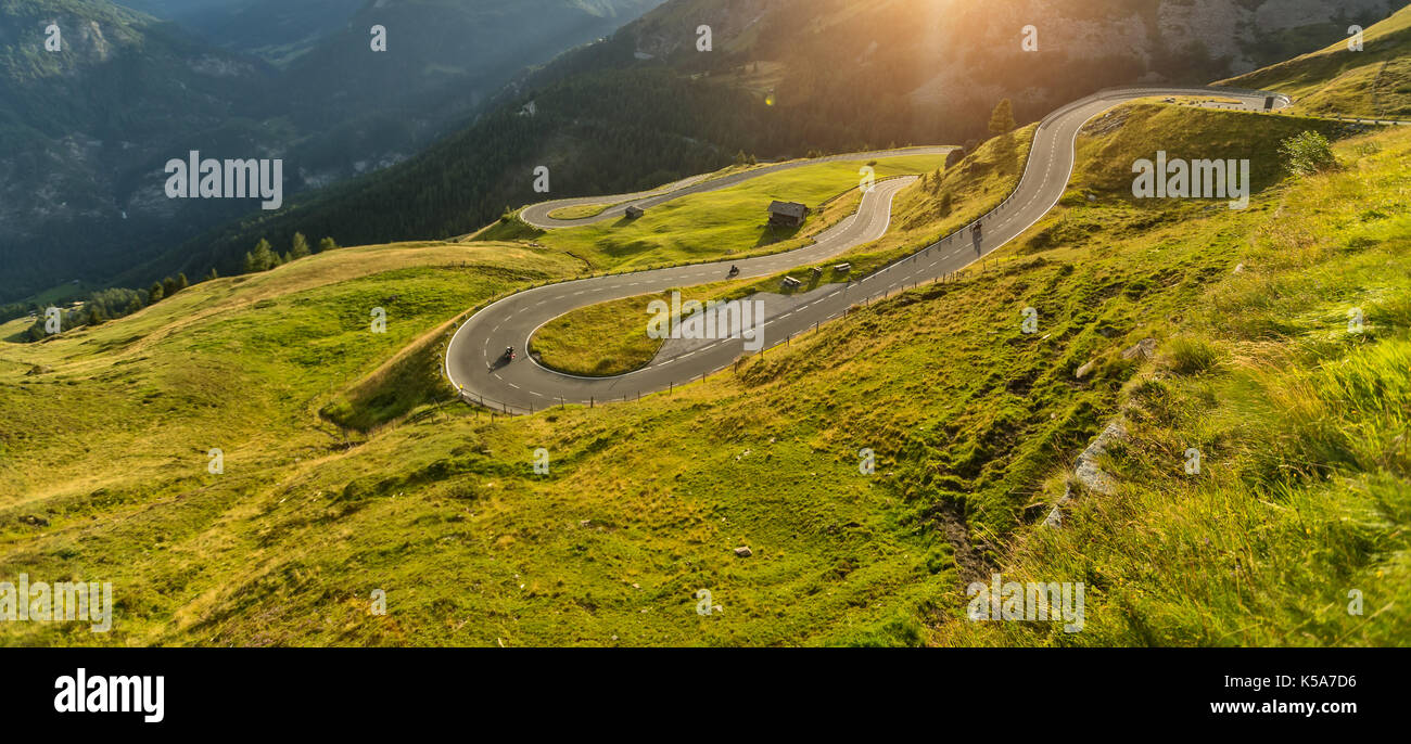 Motorradfahrer Reiten in East Highway, Hochalpenstrasse, Österreich, Europa. Outdoor Fotografie, Berglandschaft. Reisen und Sport Fotografie Stockfoto