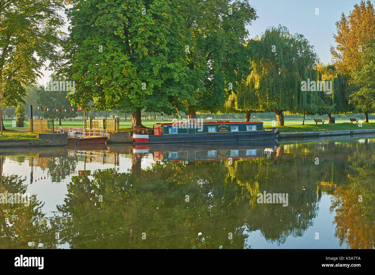 Anfang Herbst Reflexionen über den Fluss Avon in Stratford-upon-Avon, Warwickshire Stockfoto