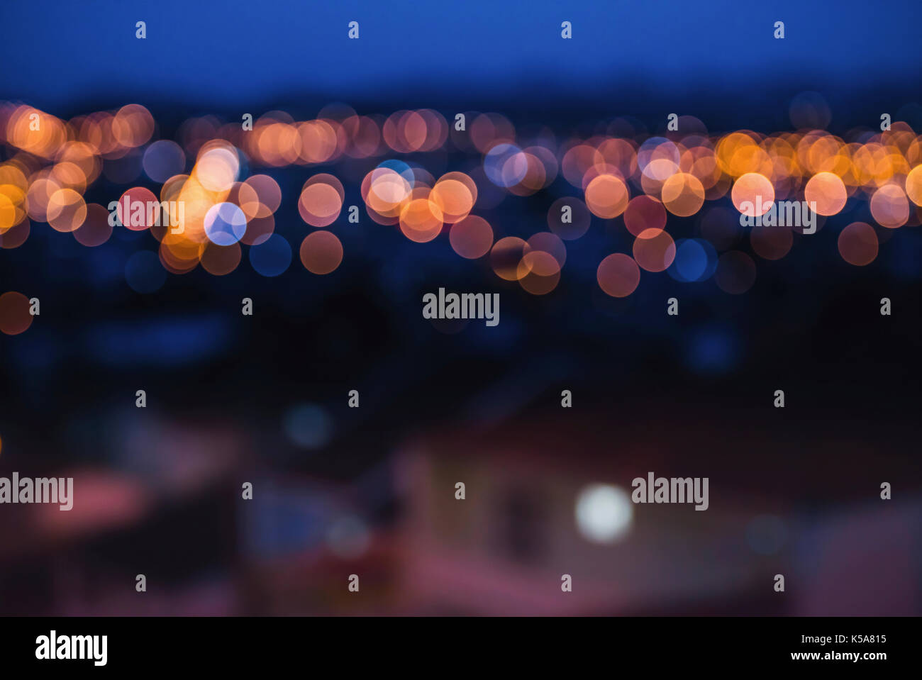 Die Lichter der Stadt in der Entfernung, unscharfes Bild. Stockfoto