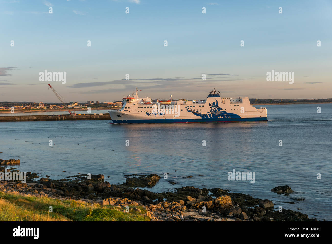 Aberdeen, Schottland, Großbritannien, 30. August 2017. Aberdeen Hafen, Fluss Dee und die Northlink Fähre in Aberdeen anreisen. Stockfoto