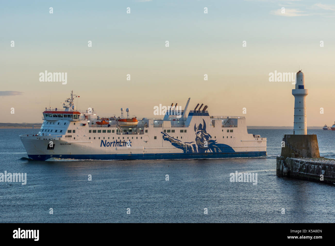 Aberdeen, Schottland, Großbritannien, 30. August 2017. Aberdeen Hafen, Fluss Dee und die Northlink Fähre in Aberdeen anreisen. Stockfoto