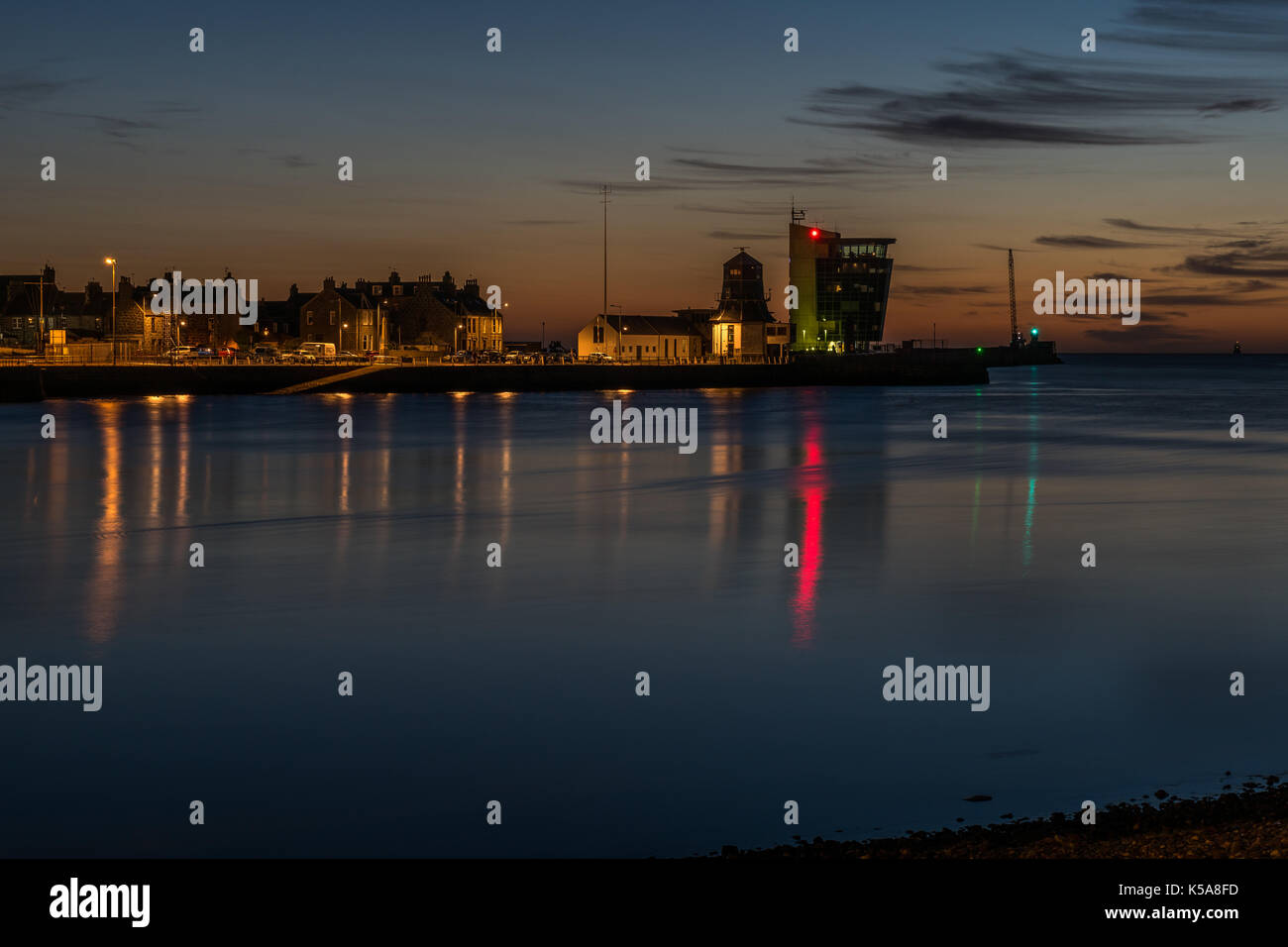 Aberdeen, Schottland, Großbritannien, 30. August 2017. Hafen Aberdeen, die Marine Operations Turm und das Roundhouse in der Morgendämmerung. Stockfoto