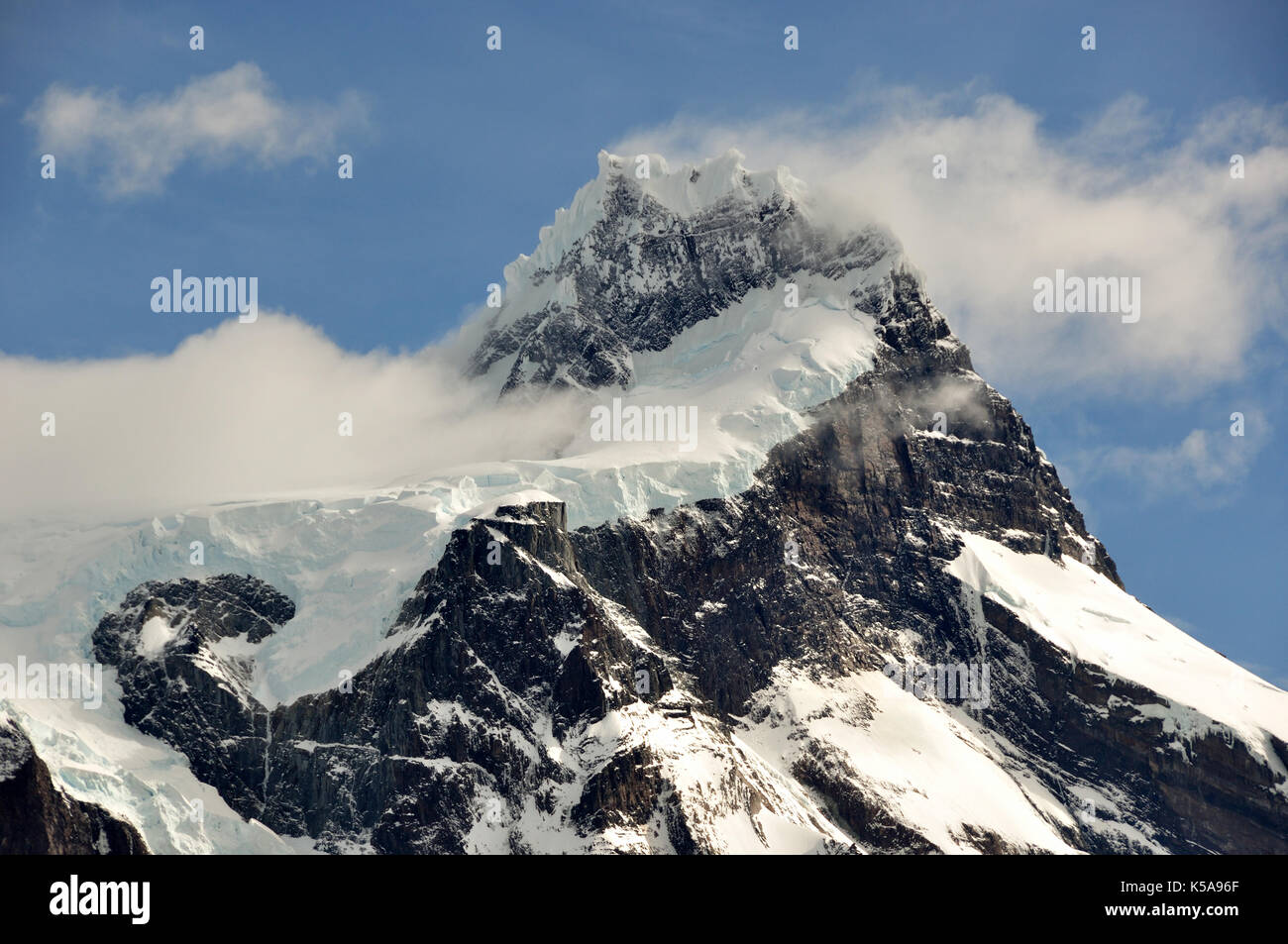 Gipfel des Berges Cerro Paine Grande mit Gletschern und Wolken vom Wind getrieben, und Schnee Pilze auf der Oberseite Stockfoto