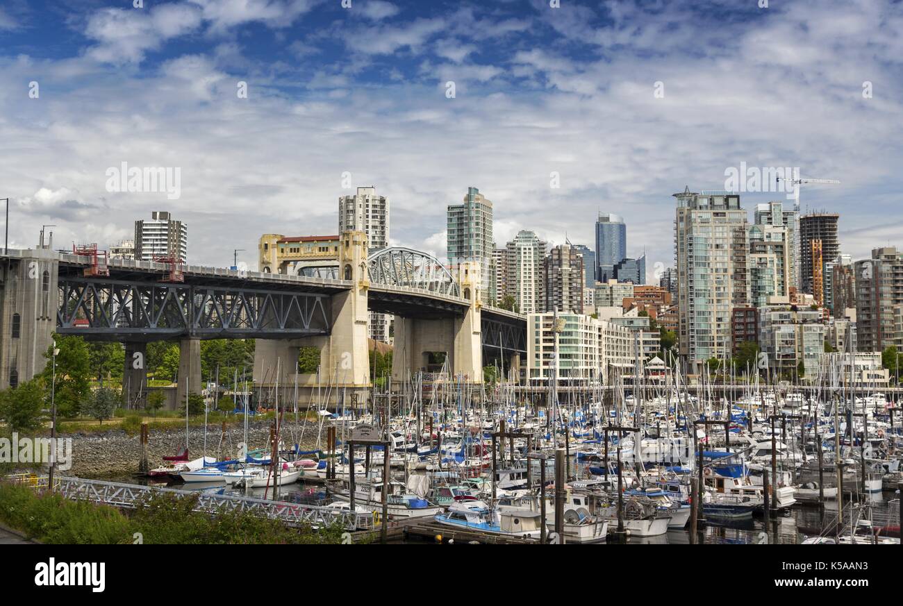 Stadtlandschaft Blick auf die Burrard Street Bridge, Fisherman Wharf und den Yachthafen vom False Creek Seawall in der Nähe von Kitsilano Vancouver British Columbia, Kanada Stockfoto