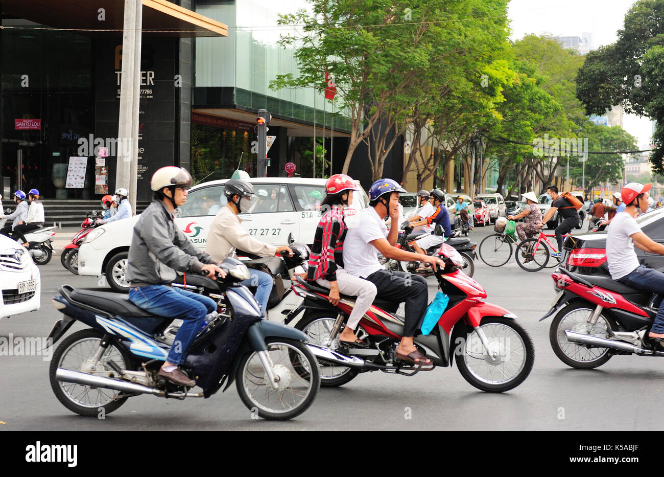 Saigon, Vietnam - Feb 25,2015: Straßenverkehr in Saigon (Ho Chi Minh), Vietnam. Ho Chi Minh City ist die grösste Stadt im Süden von Vietnam. Stockfoto