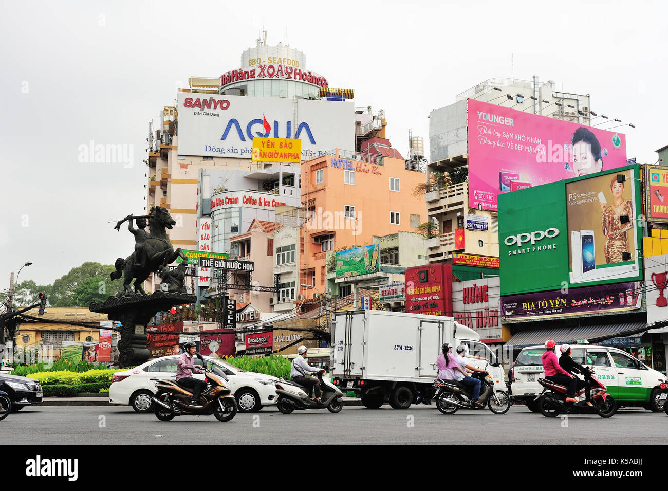 Saigon, Vietnam - Feb 25,2015: Straßenverkehr in Saigon (Ho Chi Minh), Vietnam. Ho Chi Minh City ist die grösste Stadt im Süden von Vietnam. Stockfoto