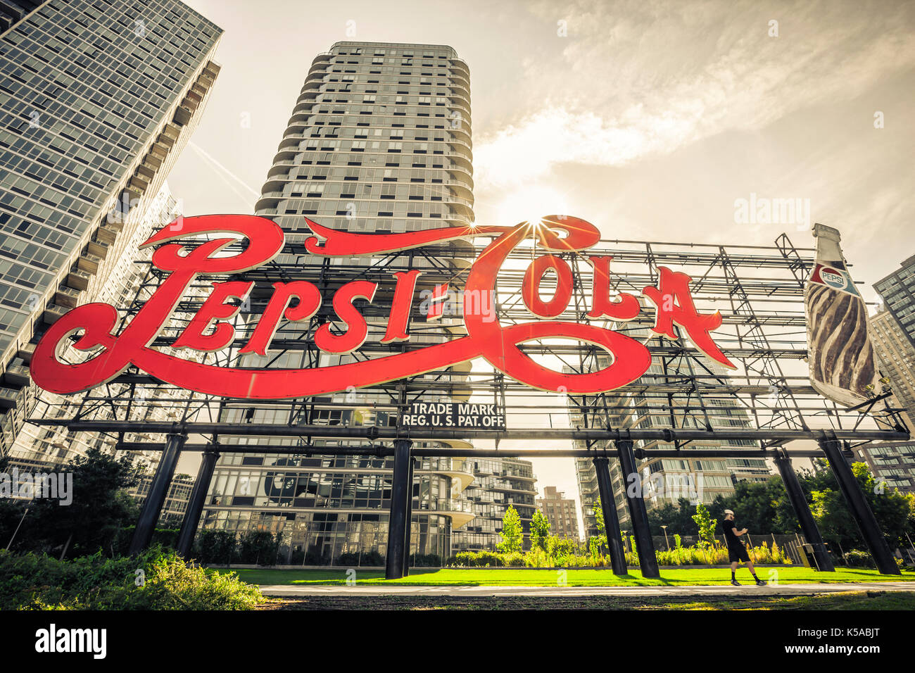 Die pepsi-cola Zeichen in der Gantry Plaza State Park in Long Island City, Queens, New York City. Stockfoto