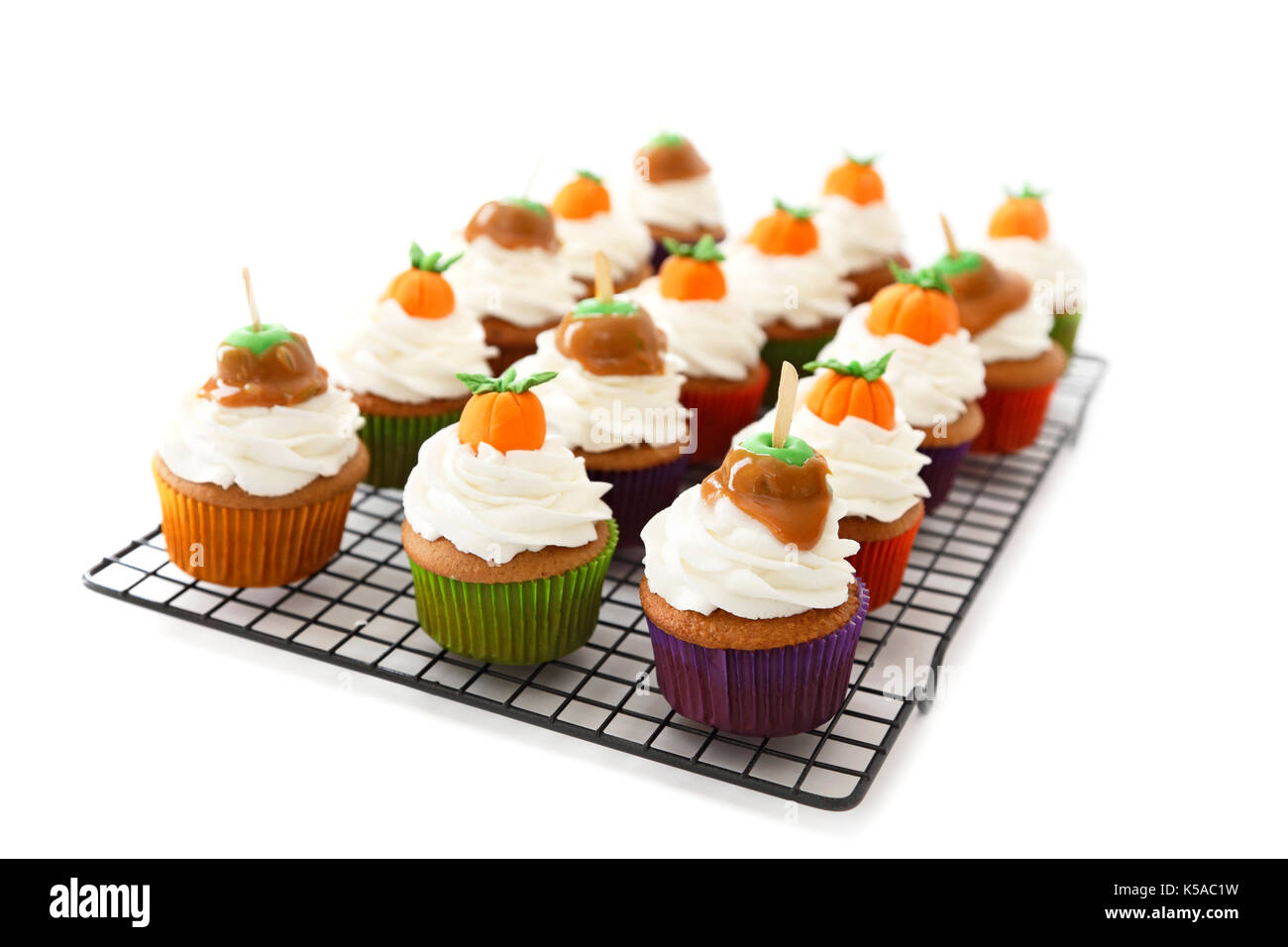 Pumpkin spice Cupcakes mit Vanille Glasur mit Kürbissen und Karamel Äpfel eingerichtet Stockfoto