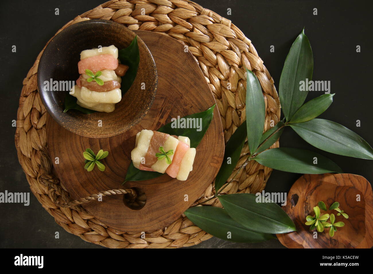 Getuk Tiga Warna, der beliebten Javanischen snack von Maniok und Kokos Kuchen; immer in drei Geschmacksrichtungen und Farben. Stockfoto