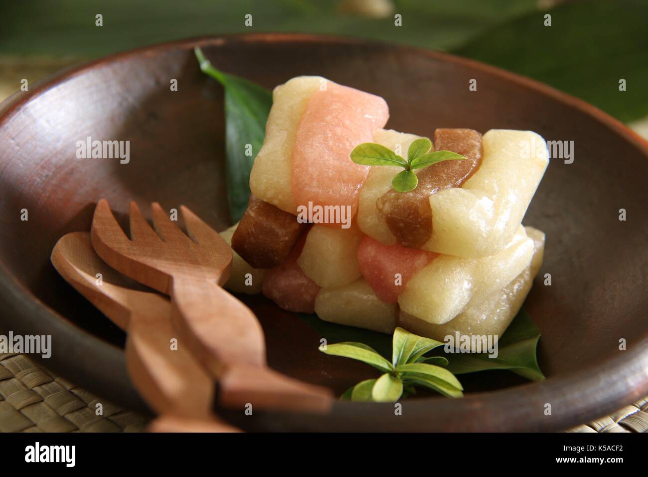Getuk Tiga Warna, der beliebten Javanischen snack von Maniok und Kokos Kuchen; immer in drei Geschmacksrichtungen und Farben. Stockfoto