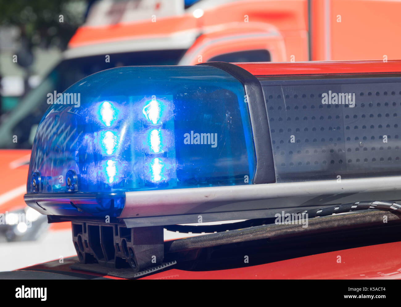 Blinkendes blaues Licht Bar auf einer deutschen Fire Truck Stockfoto