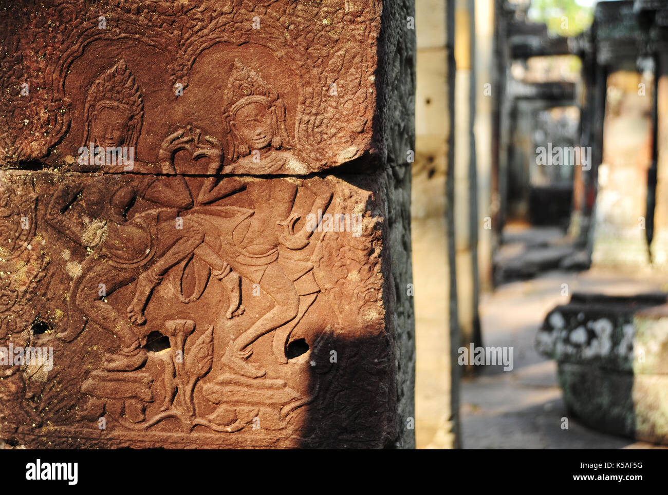 Tanzende apsaras bas-relief in Angkor Thom, Siem Reap, Kambodscha, Asien Stockfoto