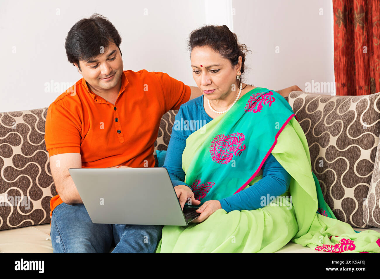 2 indische erwachsener Sohn und Mutter mit Laptop zu Hause Stockfoto