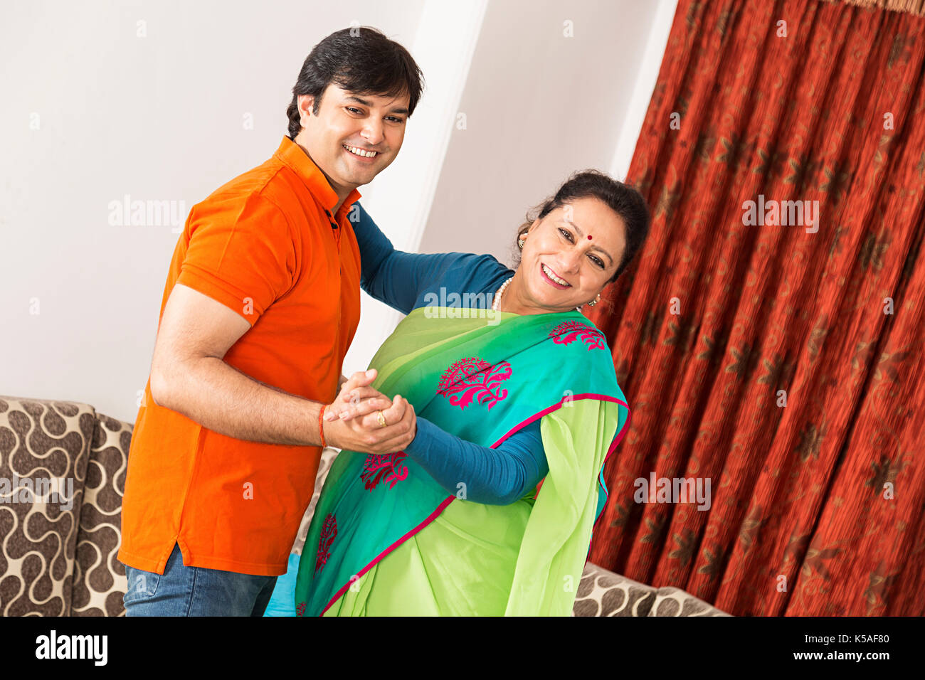 2 indische erwachsener Sohn und Mutter Tanzen Spaß zu Hause in Stockfoto