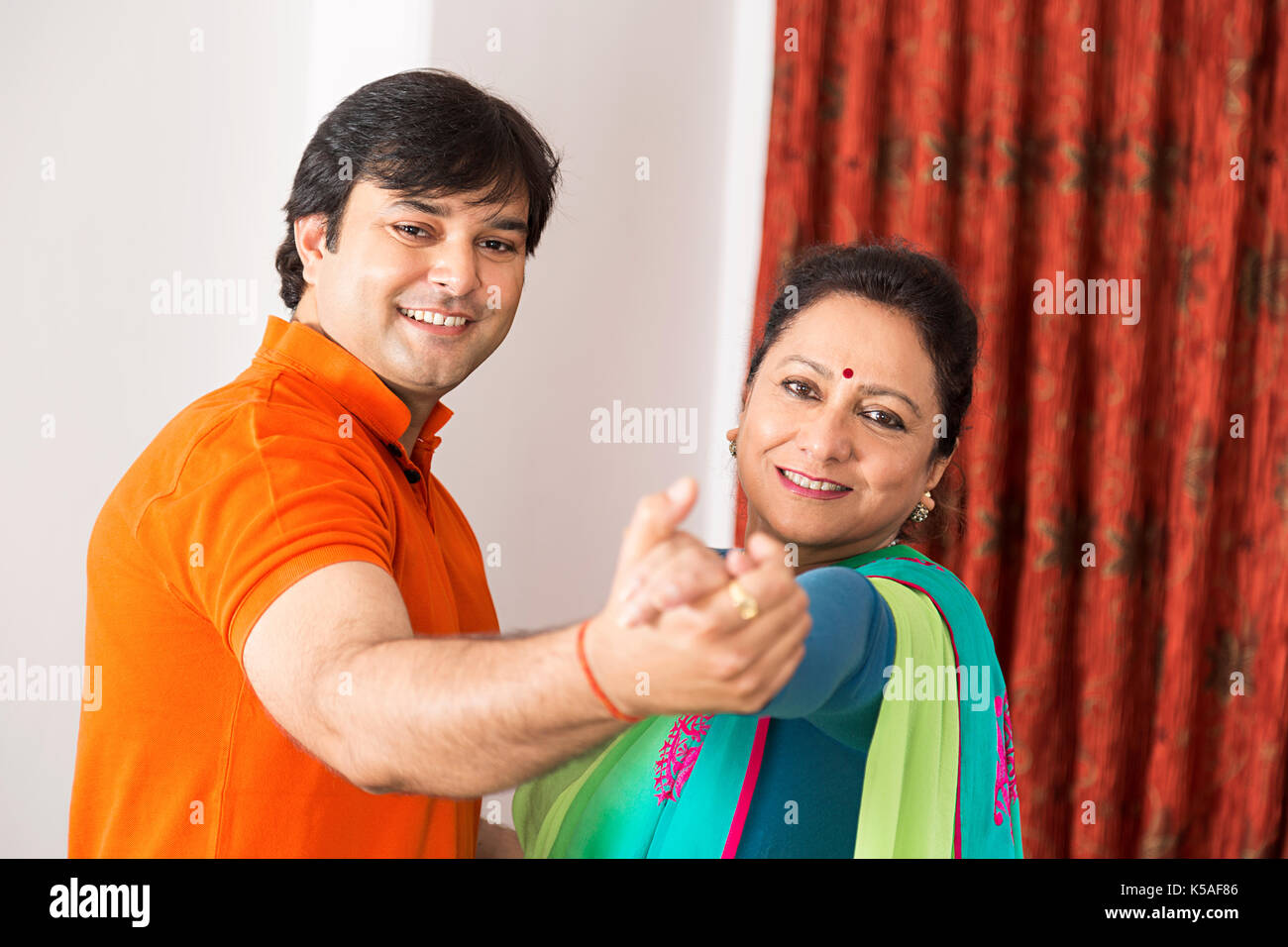 Verspielte Indischen nach Mutter und Sohn Tanzen Spaß zu Hause Lächeln Stockfoto