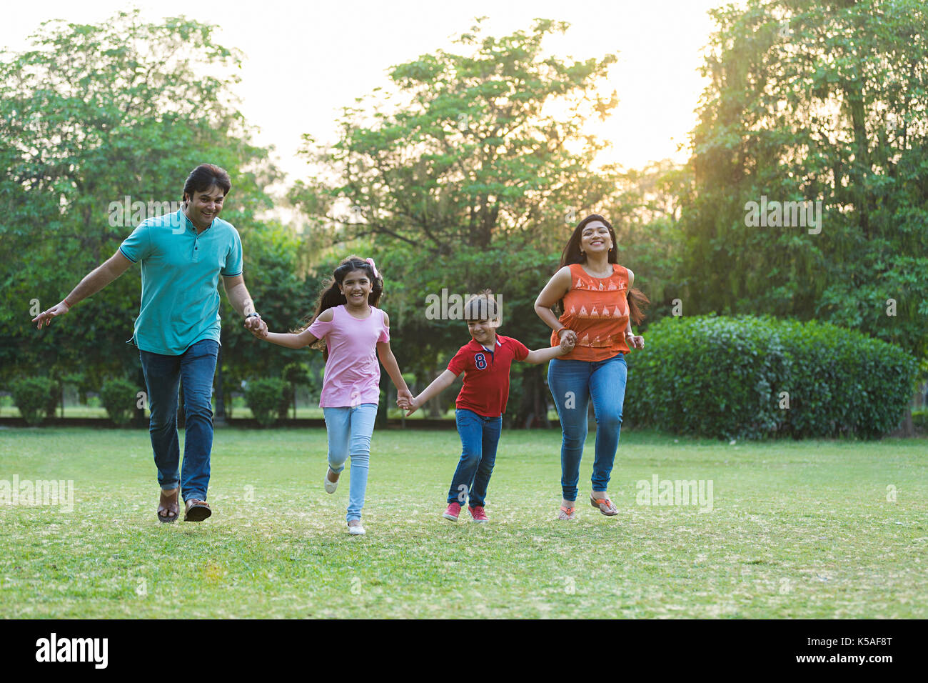 Indische Familie Hände halten Läuft Park Spaß Wochenende Urlaub Stockfoto