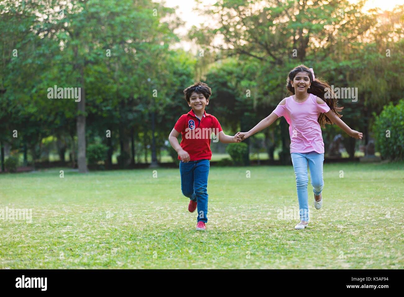 Kinder, Junge und Mädchen Hände halten Läuft Park Spaß Wochenende Urlaub Stockfoto