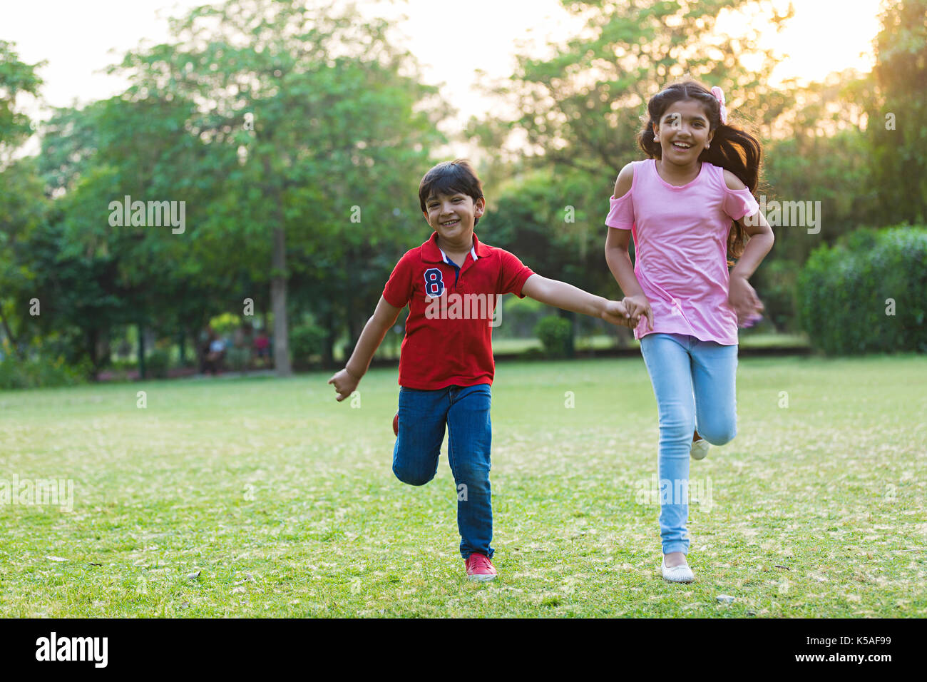 Happy Kids Bruder und Schwester Hände halten Läuft Park Spaß Stockfoto