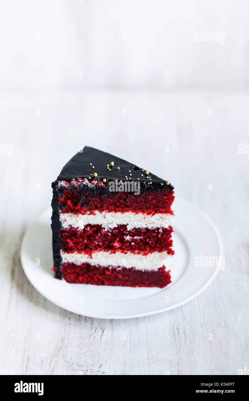 Runder Schwarzer Kuchen Mit Gestreiften Roten Und Weissen Fullung Stockfotografie Alamy