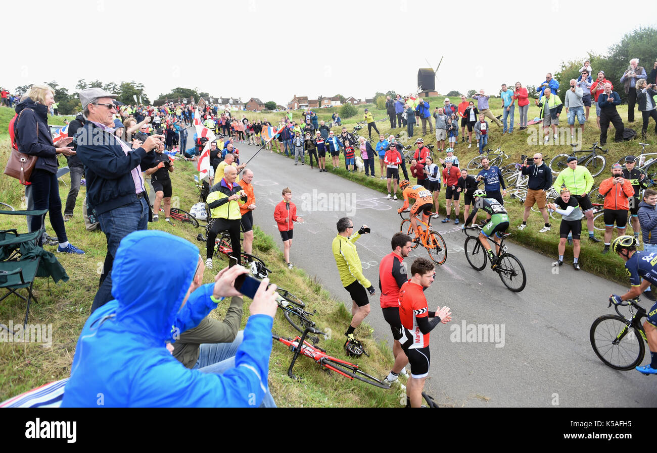 Reiter klettern Brill Hill während Etappe 7 des OVO Energy Tour von Großbritannien von Hemel Hempstead nach Cheltenham. Stockfoto