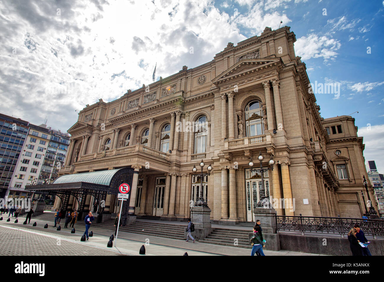 BUENOS AIRES, ARGENTINIEN - September 2017 - Blick auf den Hintereingang des Teatro Colón in Buenos Aires, Argentinien Stockfoto