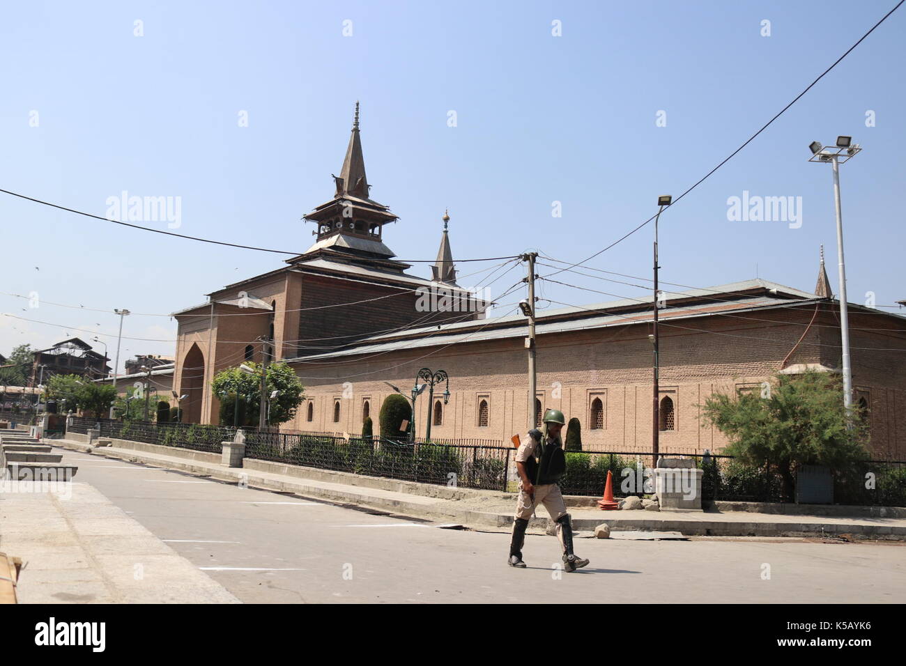 Srinagar, Indien. 08 Sep, 2017. Behörden in Jammu und Kaschmir heute auferlegten Beschränkungen in Teilen der Innenstadt von Srinagar Proteste gegen die Tötungen der Rohingya Muslime zu verhindern. Credit: Faisal Bhat/Pacific Press/Alamy leben Nachrichten Stockfoto