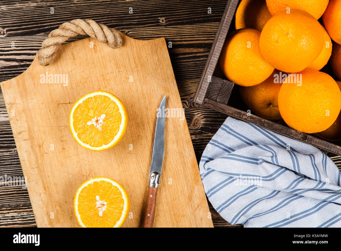 Frische Orangen in einer Kiste Stockfoto