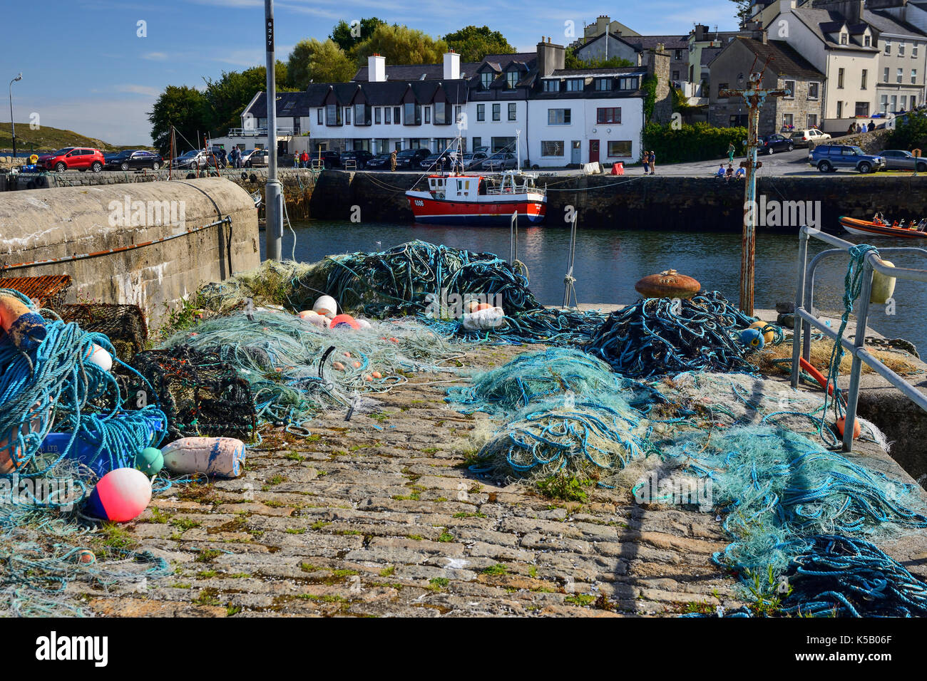 Fischernetze am Kai in Roundstone Hafen in Connemara, County Galway, Republik von Irland Stockfoto