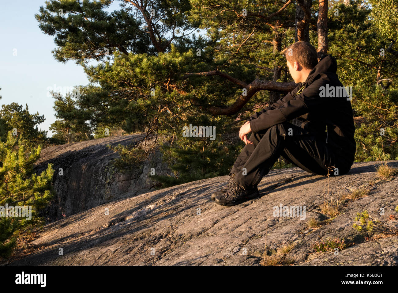 Mann im Wald wandern Stockfoto