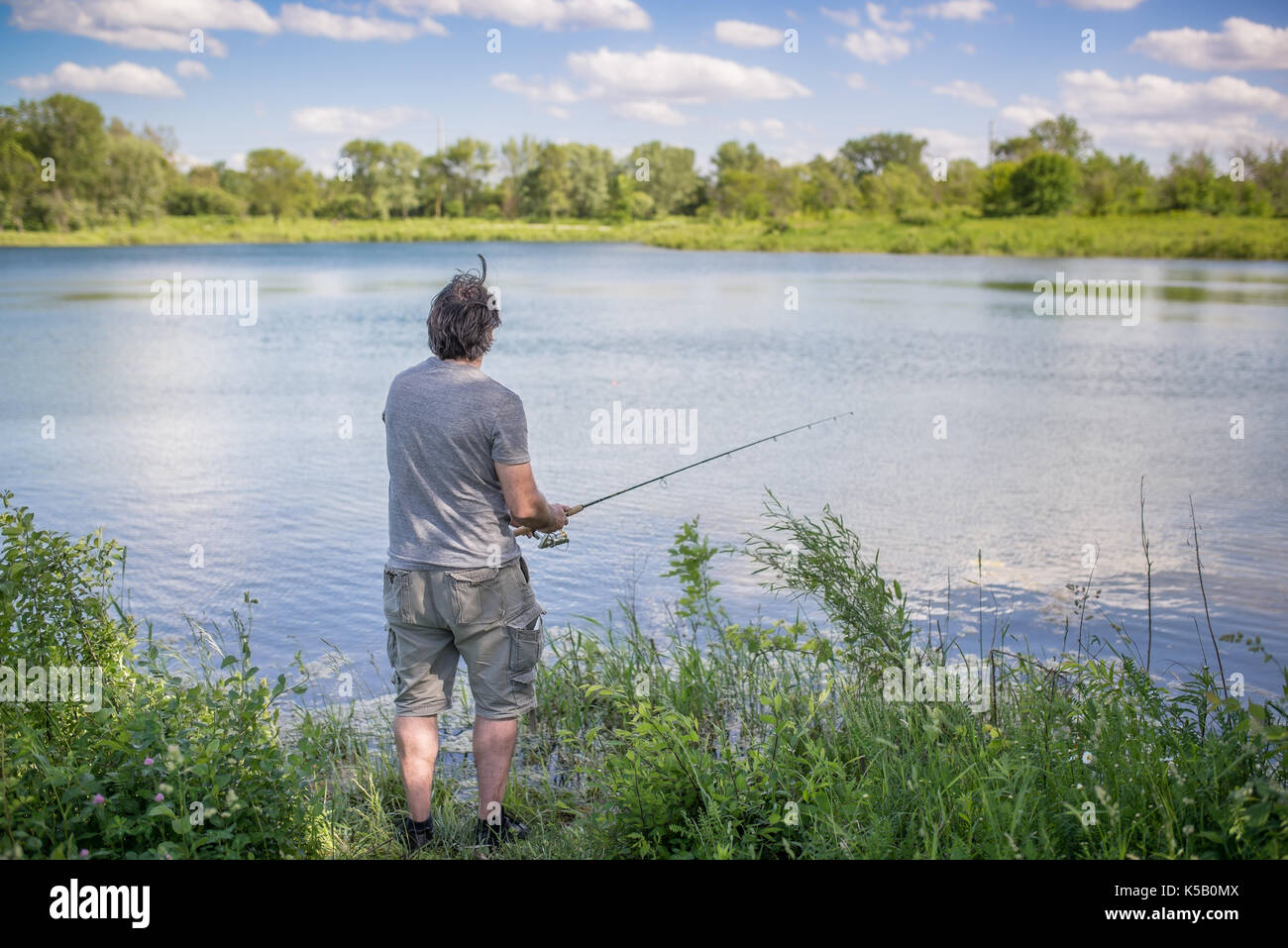 Mann auf einem See angeln Stockfoto