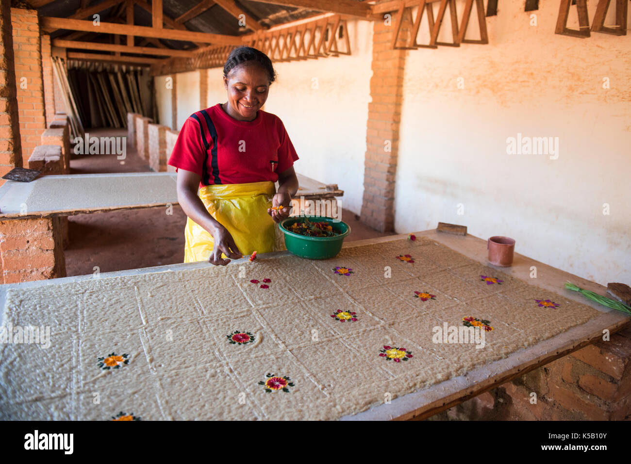 Handwerker in der Papierfabrik, Fabrique de papier Antemoro, Ambalavao, Madagaskar Stockfoto