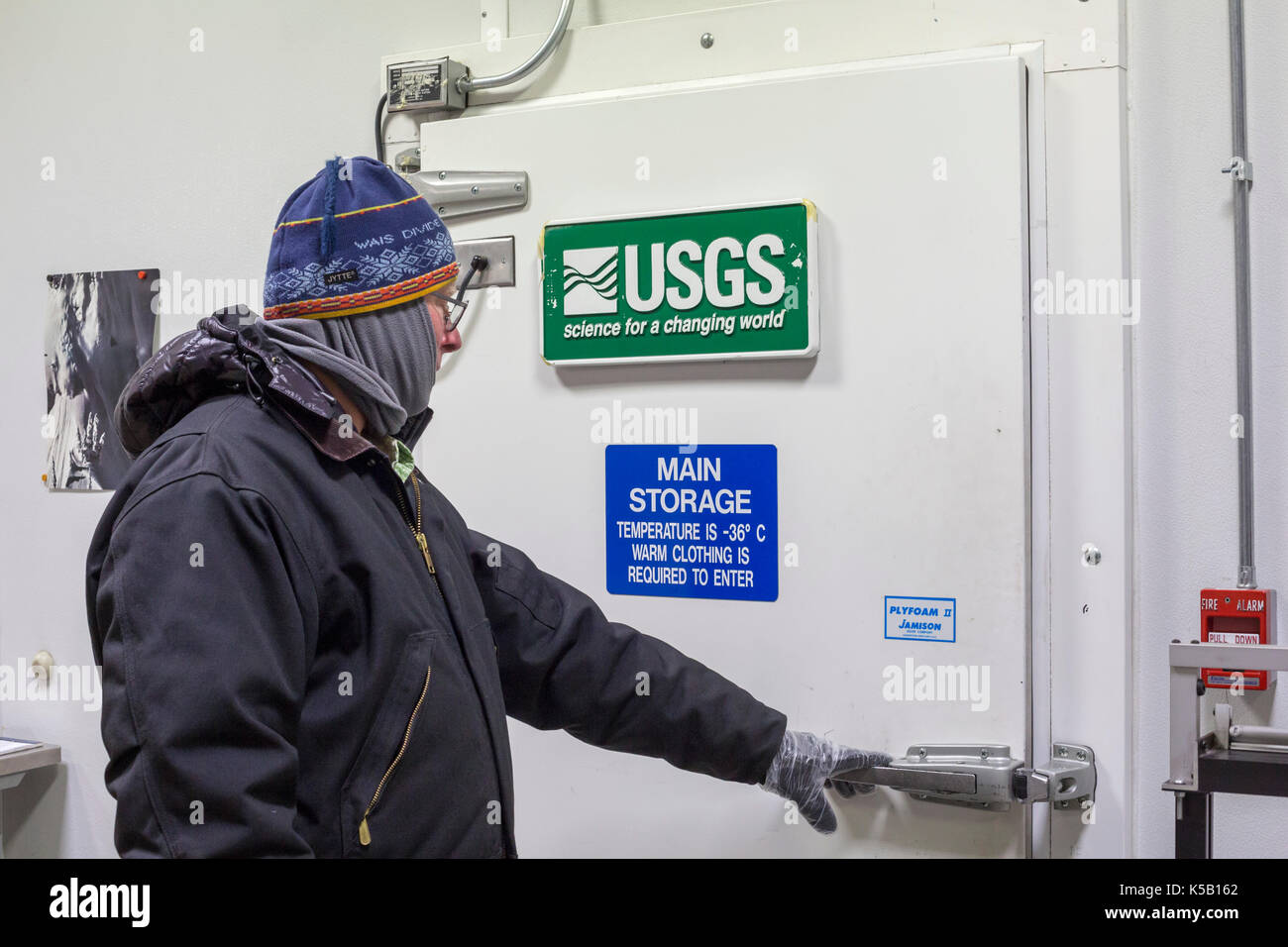 Denver, Colorado - Geoff Hargreaves, Kuratorin am National Ice Core Labor, in dem Lagerraum, wo Eiskerne bei -36 Grad C gehalten werden (- Stockfoto