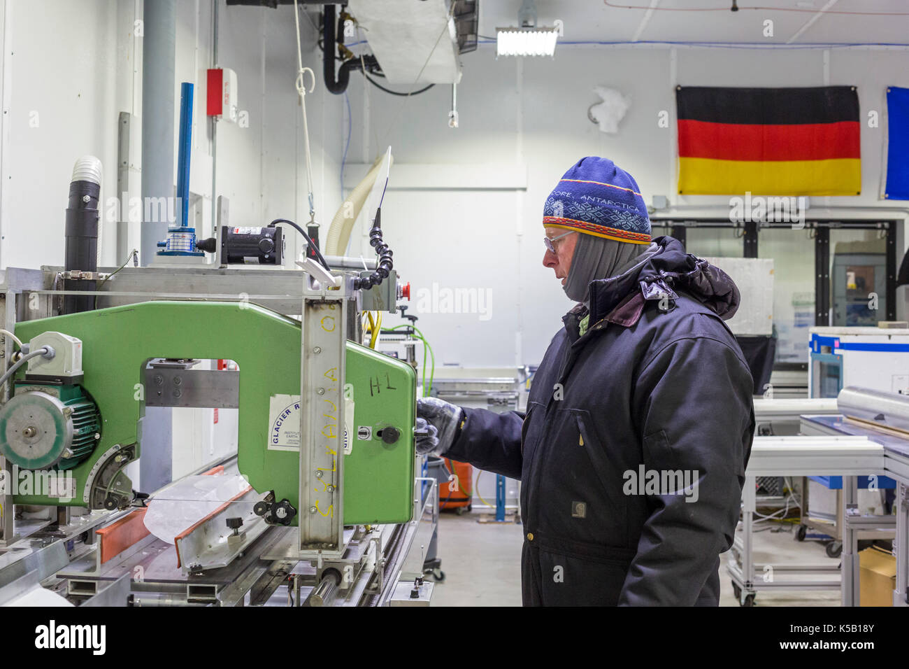 Denver, Colorado - Geoff Hargreaves, Kuratorin am National Ice Core Labor, schneidet ein Eisbohrkern aus Grönland. Die lab Speichert 19.000 Metern Eis Stockfoto