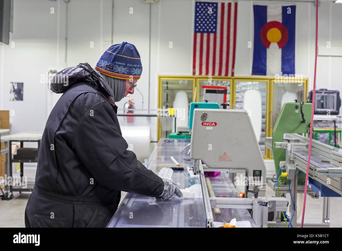 Denver, Colorado - Geoff Hargreaves, Kuratorin am National Ice Core Labor, schneidet ein Eisbohrkern aus Grönland. Die lab Speichert 19.000 Metern Eis Stockfoto