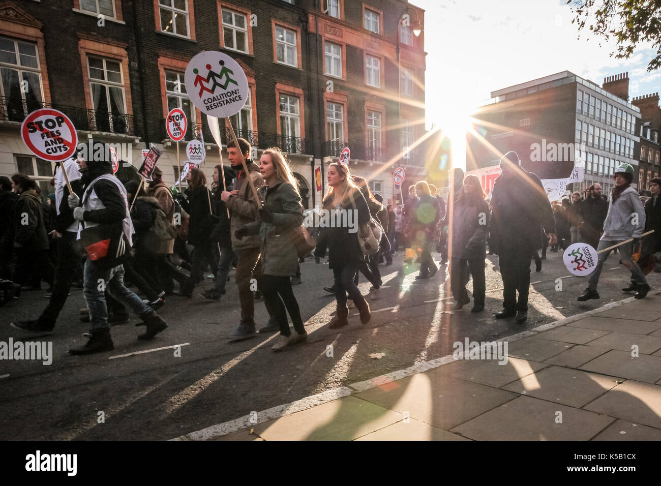 Masse studentische Proteste und Unruhen in London gegen die Erhöhung der Studiengebühren. Stockfoto