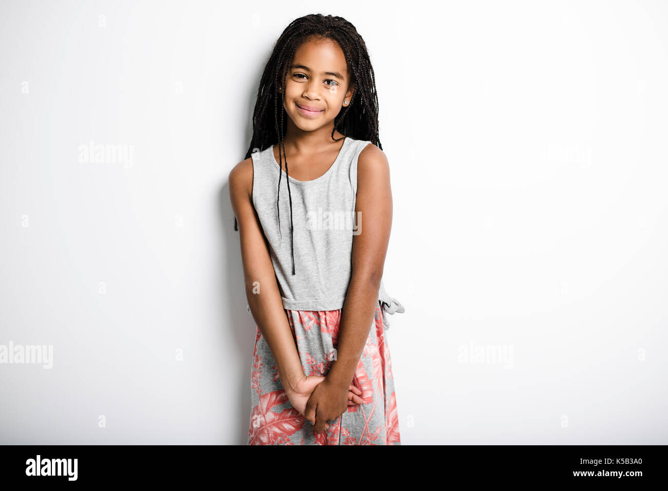 Adorable african kleines Mädchen in Studio grauer Hintergrund Stockfoto