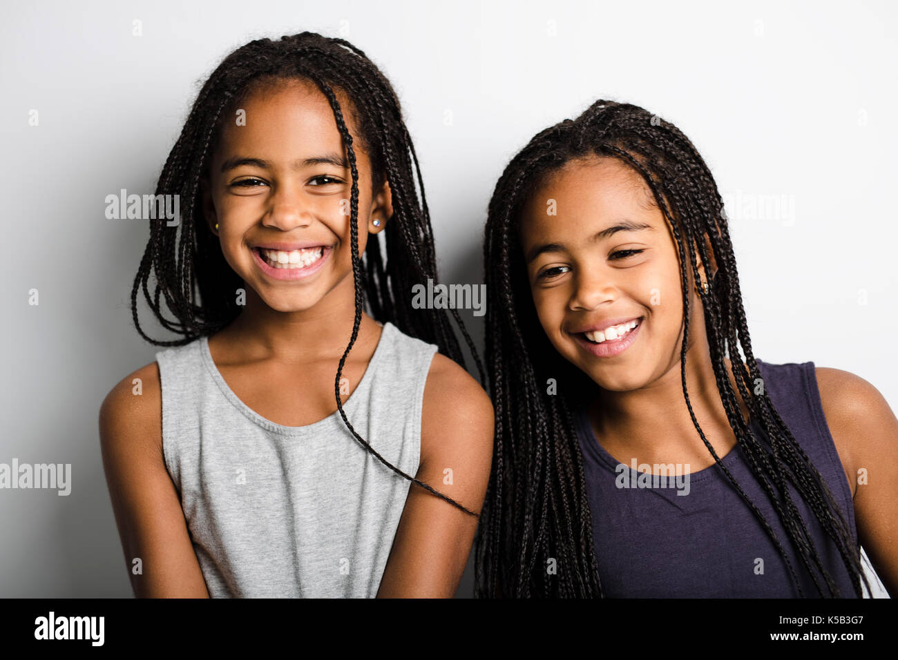 Adorable African Twin kleinen Mädchen auf Studio grauer Hintergrund Stockfoto