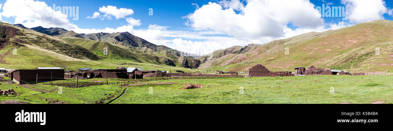 Der Regenbogen in den Bergen von Peru Stockfoto