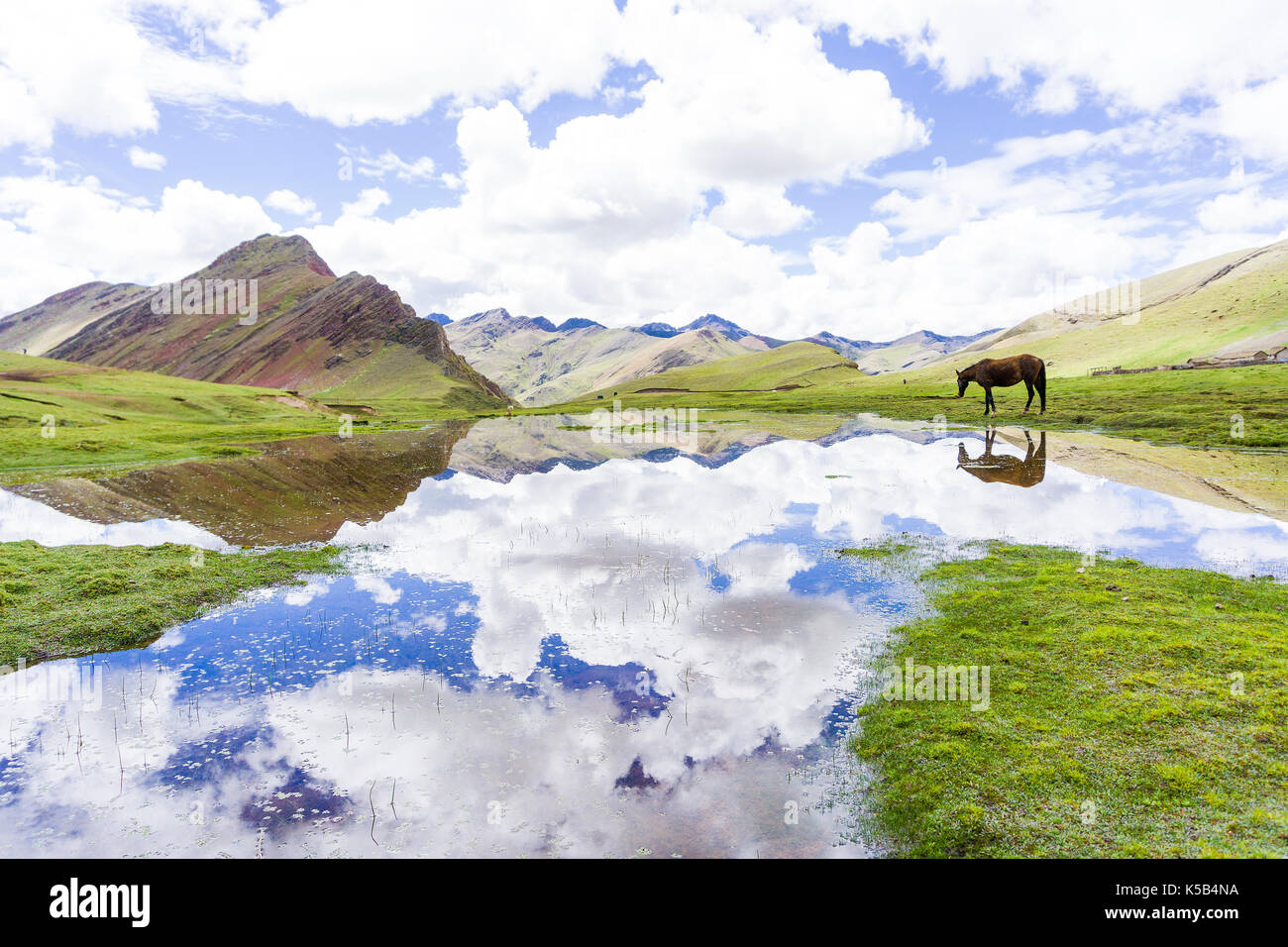 Der Regenbogen in den Bergen von Peru Stockfoto