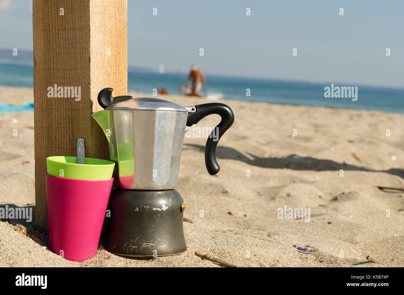 Kaffee am Strand Stockfoto