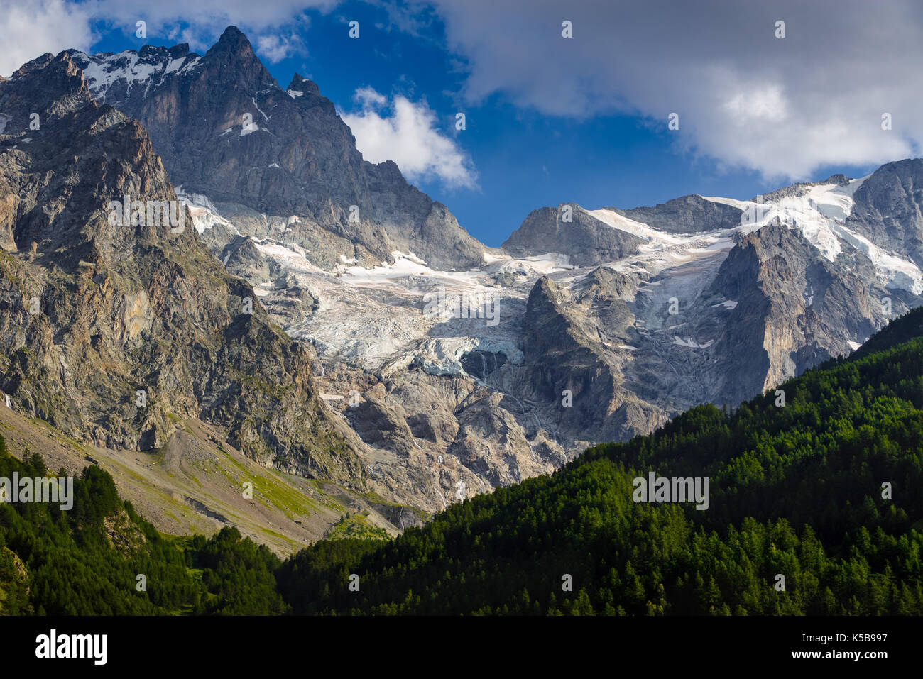Meije Höhepunkt im Sommer mit der Meije Gletscher und Rateau Gletscher blick aus dem Dorf La Grave. Nationalpark Ecrins, Hautes-Alpes, südlichen Fre Stockfoto