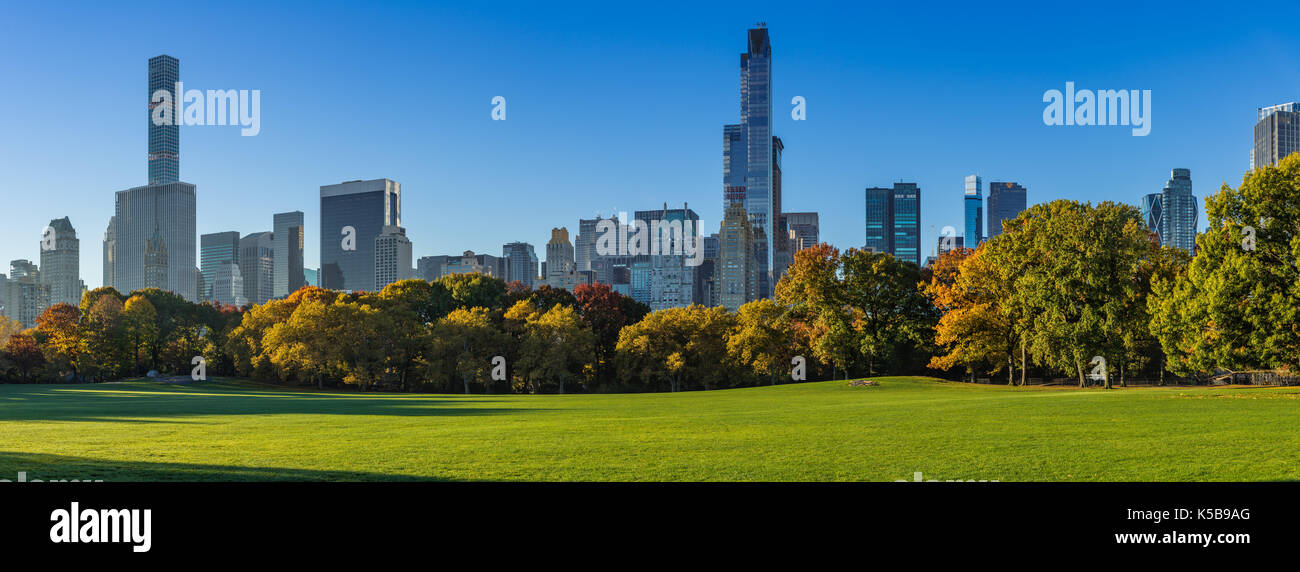 Herbst im Central Park, Schafe Wiese im Morgenlicht (Panoramablick). Manhattan, New York City Stockfoto