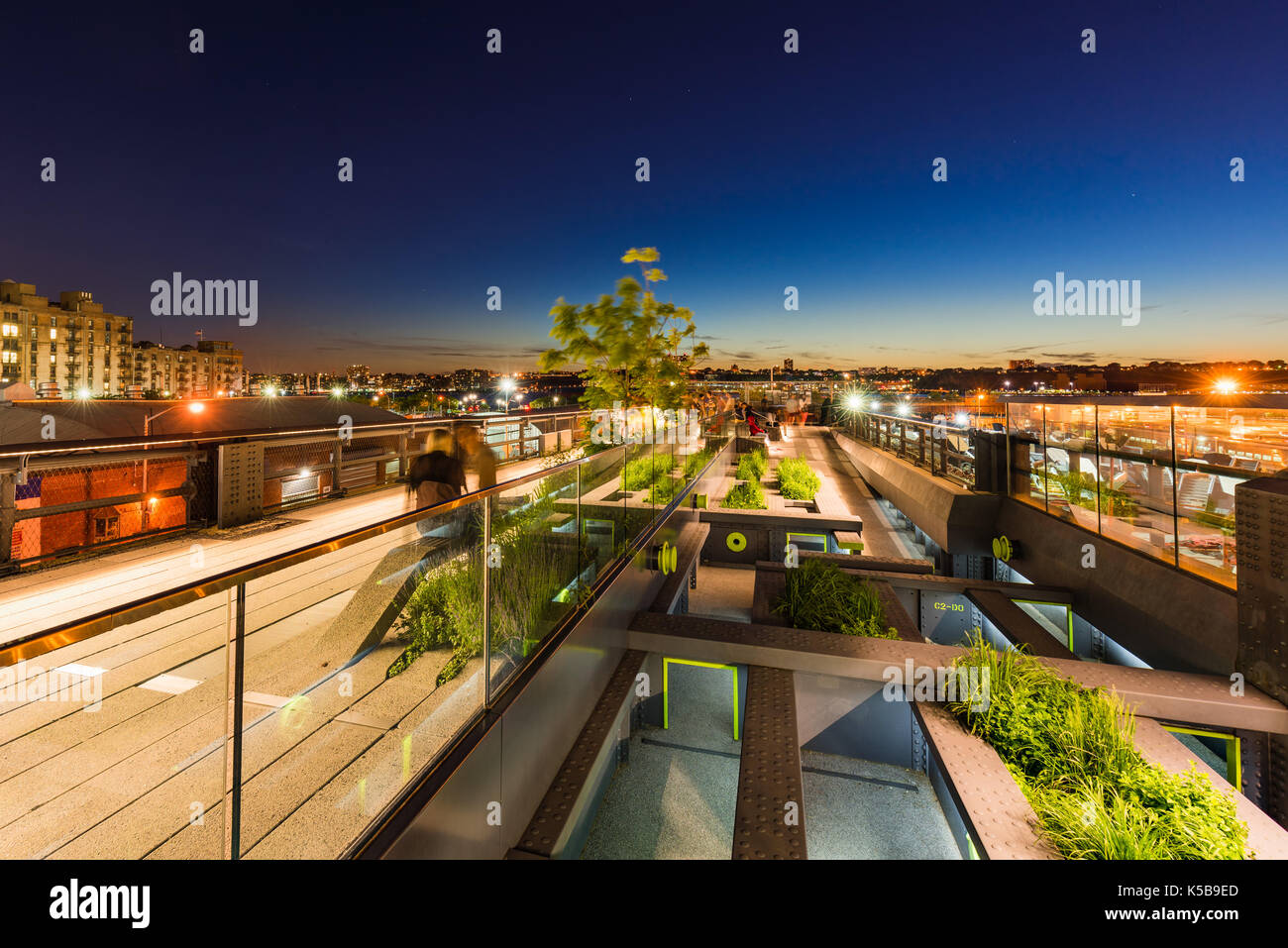 Die High Line Promenade in der Abenddämmerung. Chelsea, Manhattan, New York City Stockfoto