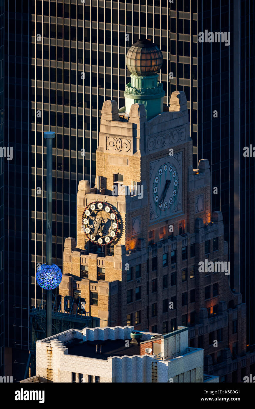 Paramount Building und der Times Square New Year's Eve Ball. Manhattan, New York City Stockfoto