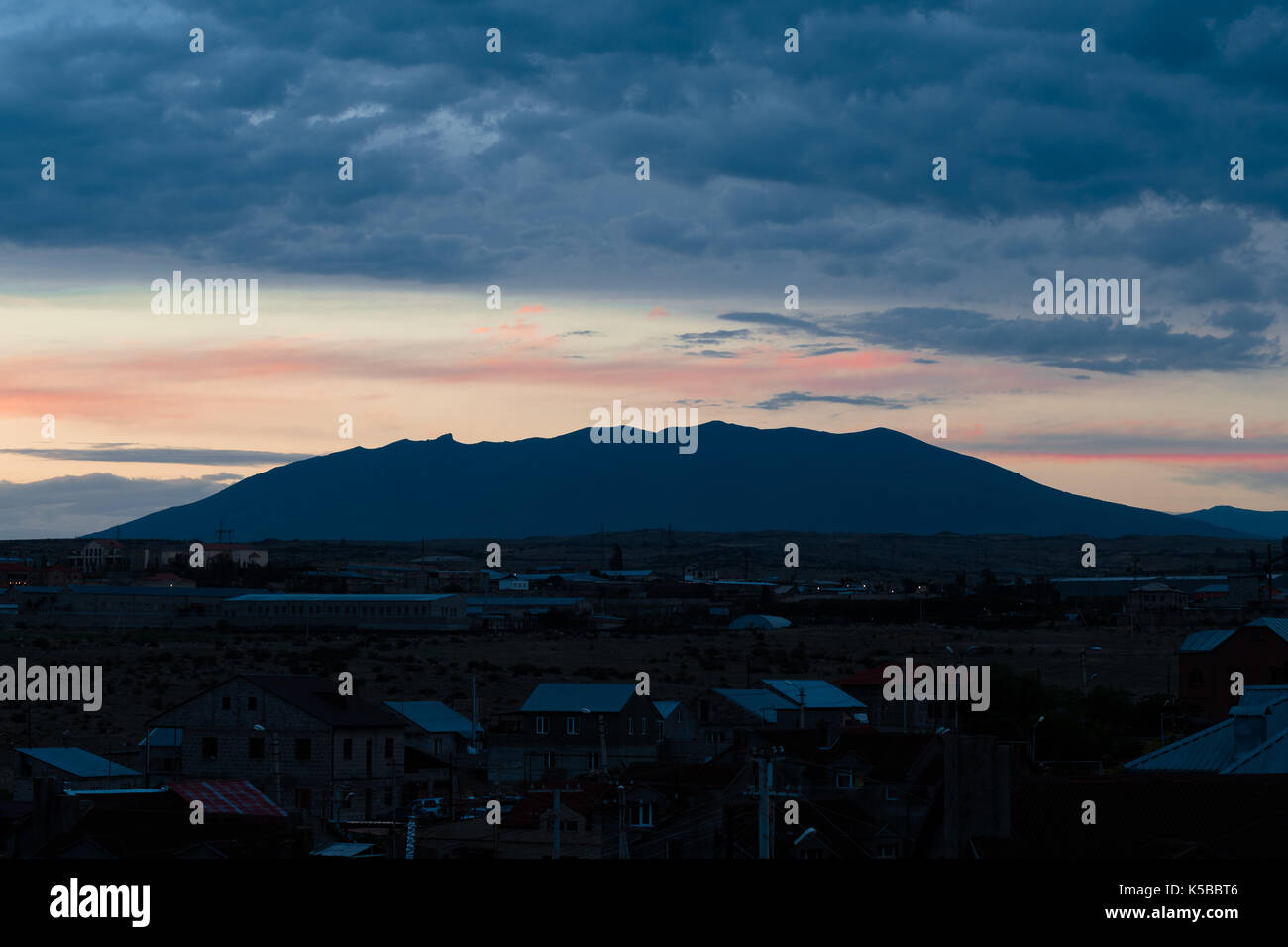 Wolken über die Berge Eriwan, Armenien Stockfoto