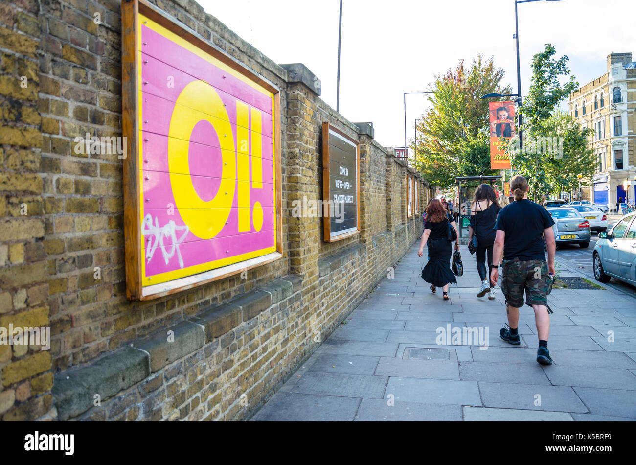 Werbeflächen auf eine Mauer außerhalb Camden Market auf Chalk Farm Road in Camden Town, London. Stockfoto