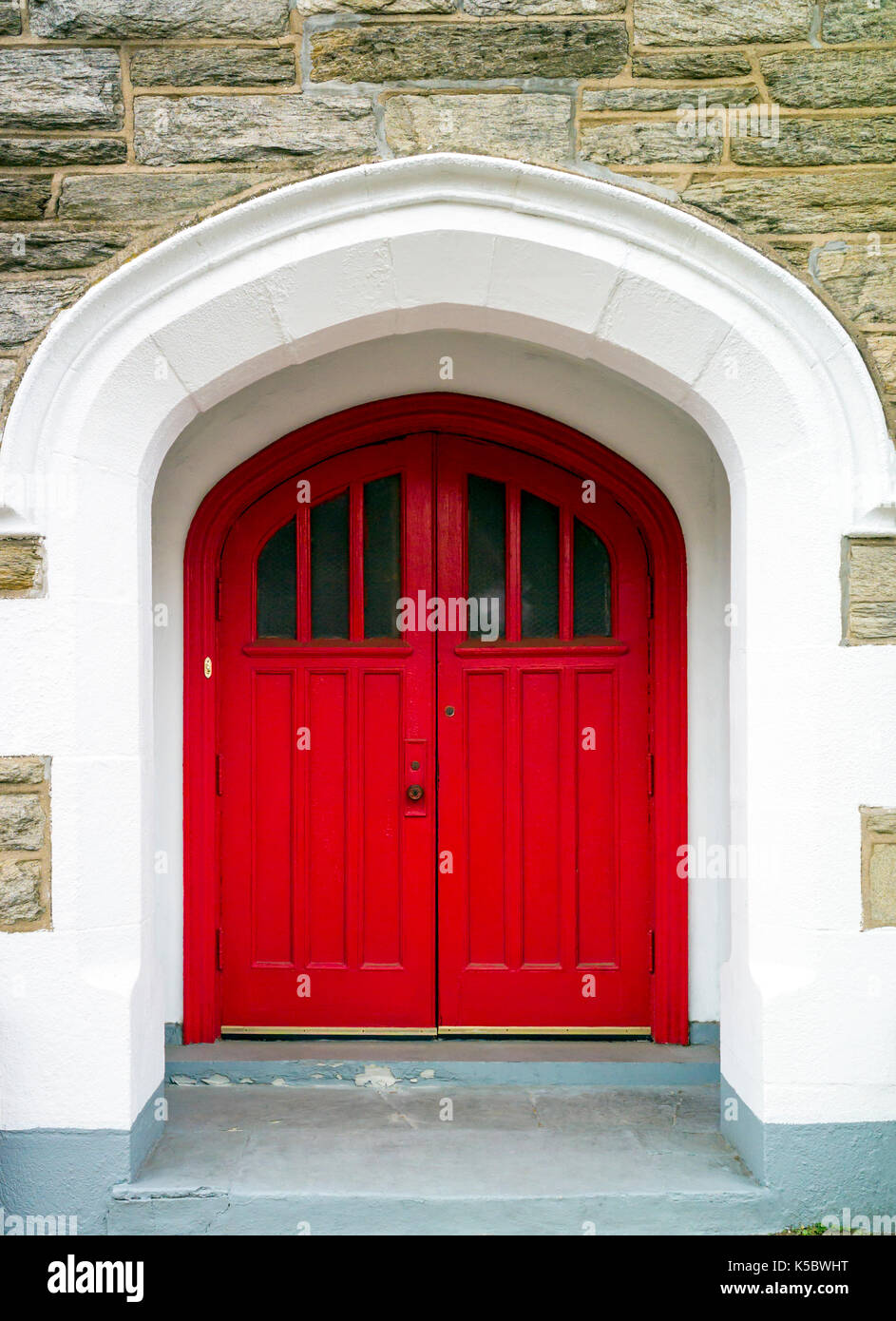 Leuchtend rote Türen zu einer Kirche Stockfoto