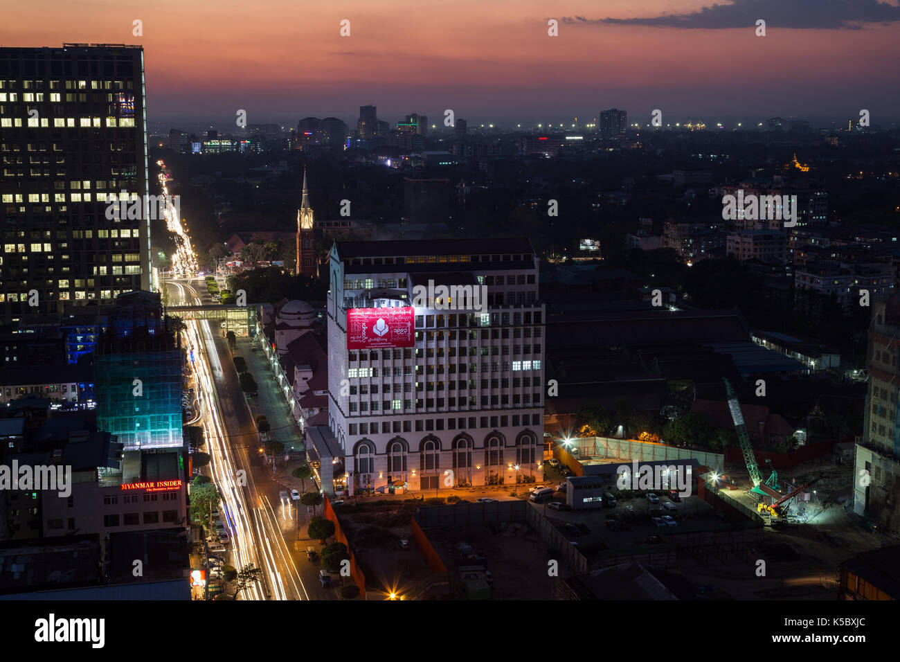 Gebäude entlang der Bo Gyoke Straße und der Innenstadt in Yangon, Myanmar, gesehen von oben bei Sonnenuntergang. Stockfoto